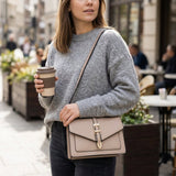 Dagmar™ – Spennefront Strukturert Crossbody Bag
